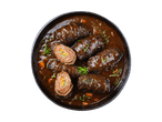 Rinderrouladen in dunkler Soße mit Kräutern und Gemüse in einer Pfanne