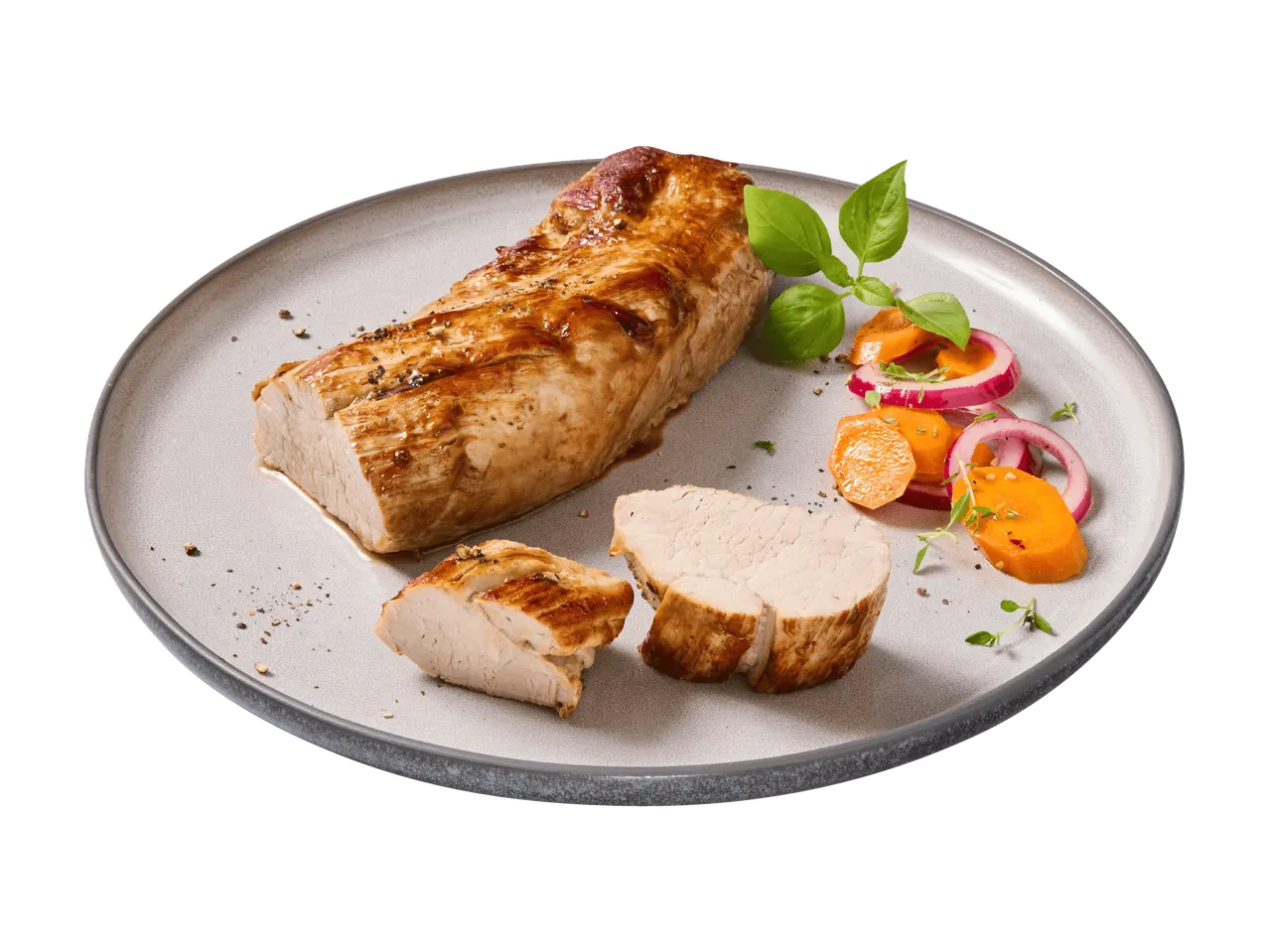 Paistettua porsaan sisäfilettä, viipaloituja porkkanoita ja punasipulia lautasella.
