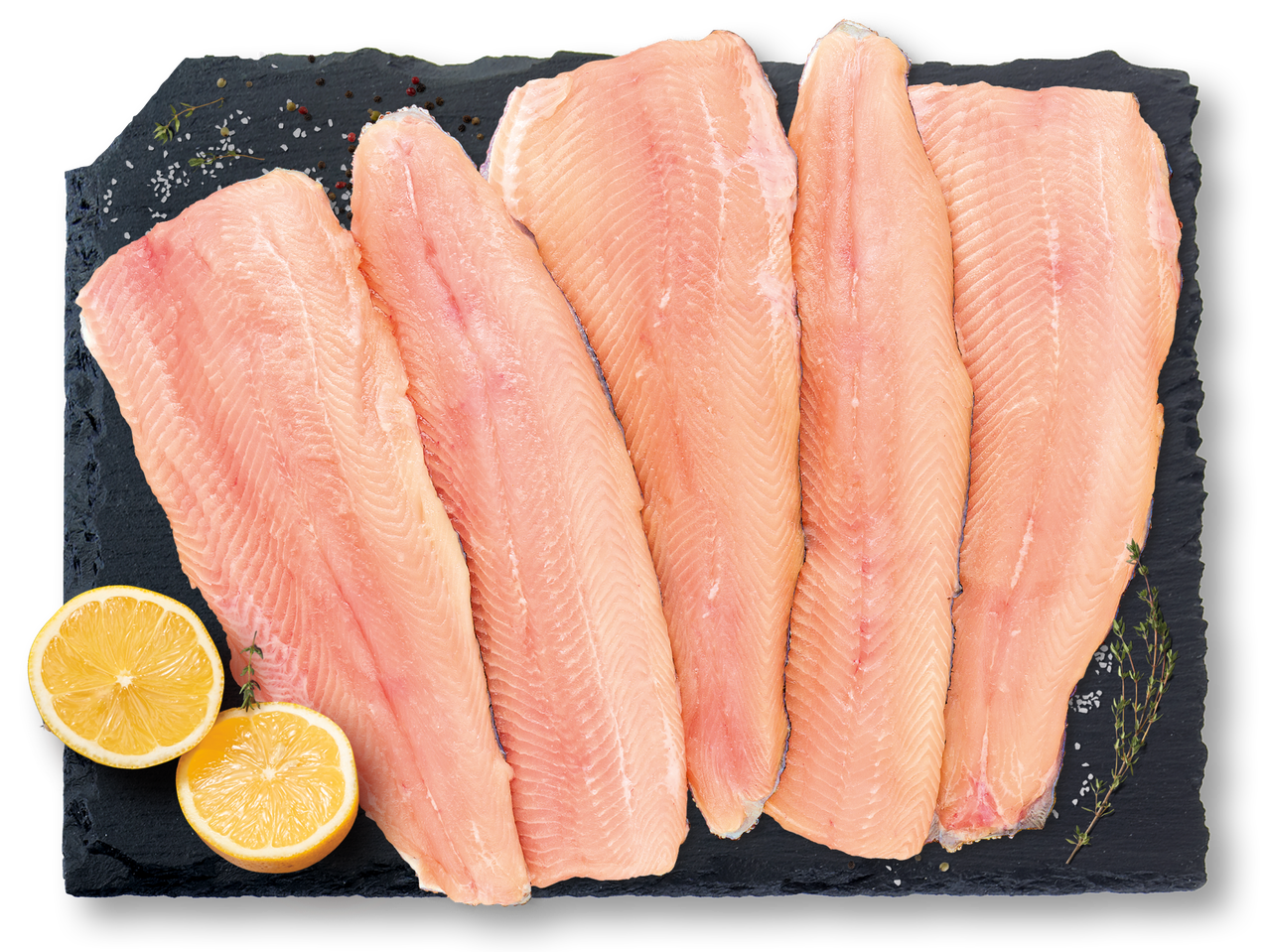 Филета от сьомгова пъстърва с лимон и подправки върху черна дъска