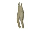 Salopette da lavoro color kaki con tasche cargo e bretelle regolabili.
