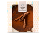 Een chocoladetaart van 6 porties van 6 porties, versierd met melkchocoladeschilfers en cacaopoeder, wordt gepresenteerd in een pastelkleurige doos.