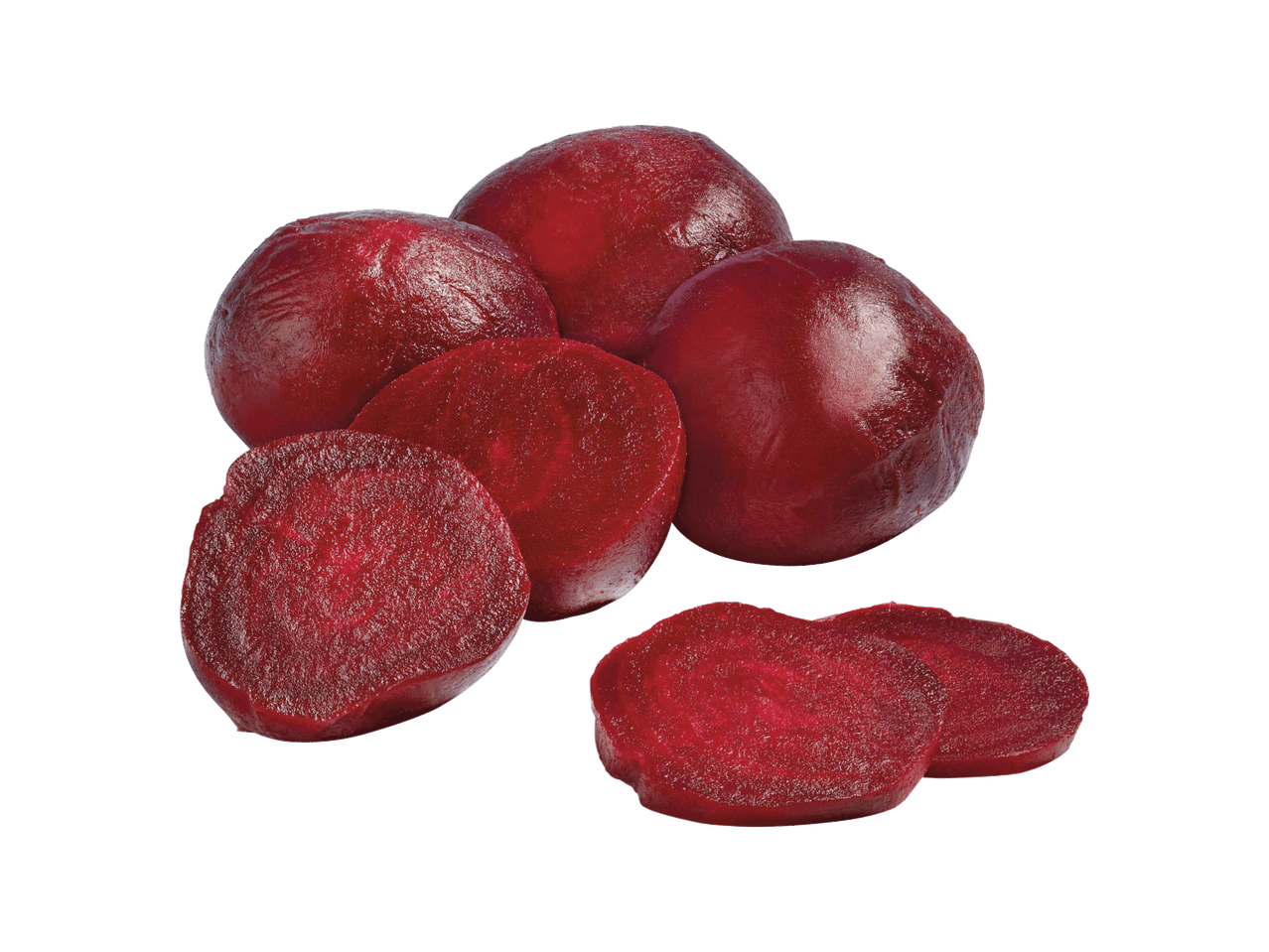 Vārītas bietes, veselas un sagrieztas šķēlēs, uz melna fona.