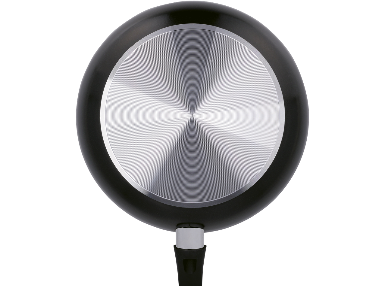 Melna panna ar spīdīgu metāla dibenu.