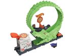 Pista Hot Wheels con coccodrillo verde, pizzeria e un'auto blu.