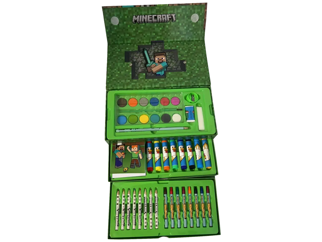 Minecraft kunstset met waterverf, waskrijt en kleurpotloden, met Steve en een zwaard.