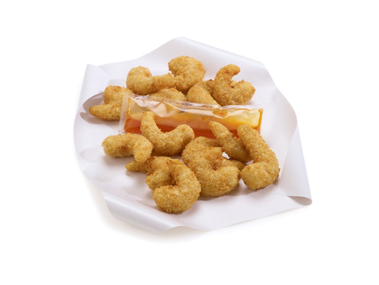 Gepaneerde garnalen met zoetzure saus in een papieren verpakking.