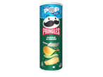 Een Pringles Cheese & Onion bus met een QR-code voor 'Scan Pop Play' en voedingsinformatie.