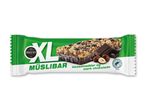 Müslibar med hasselnødder og mørk chokolade i grøn indpakning.
