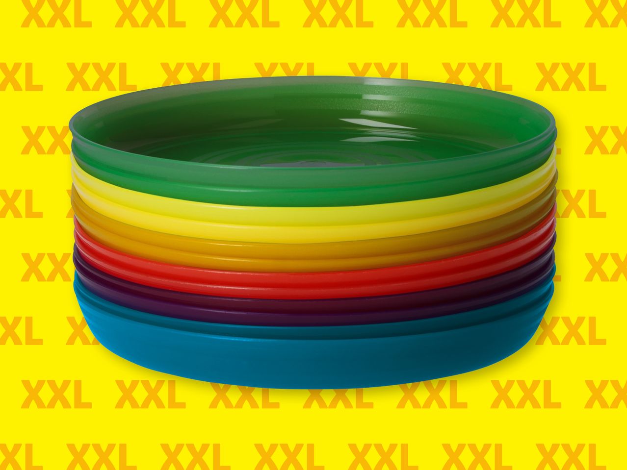 Цветни пластмасови чинии на жълт фон с надпис XXL.