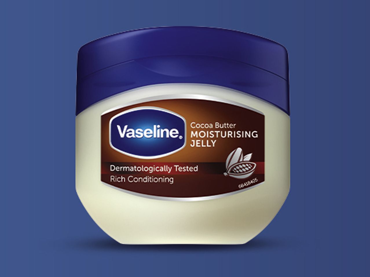 Un borcan de Vaseline Cocoa Butter Moisturising Jelly pe un fundal albastru.