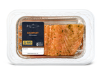 Zalmfilet met BBQ-peperkruiden in een aluminium bakje met transparante deksel.
