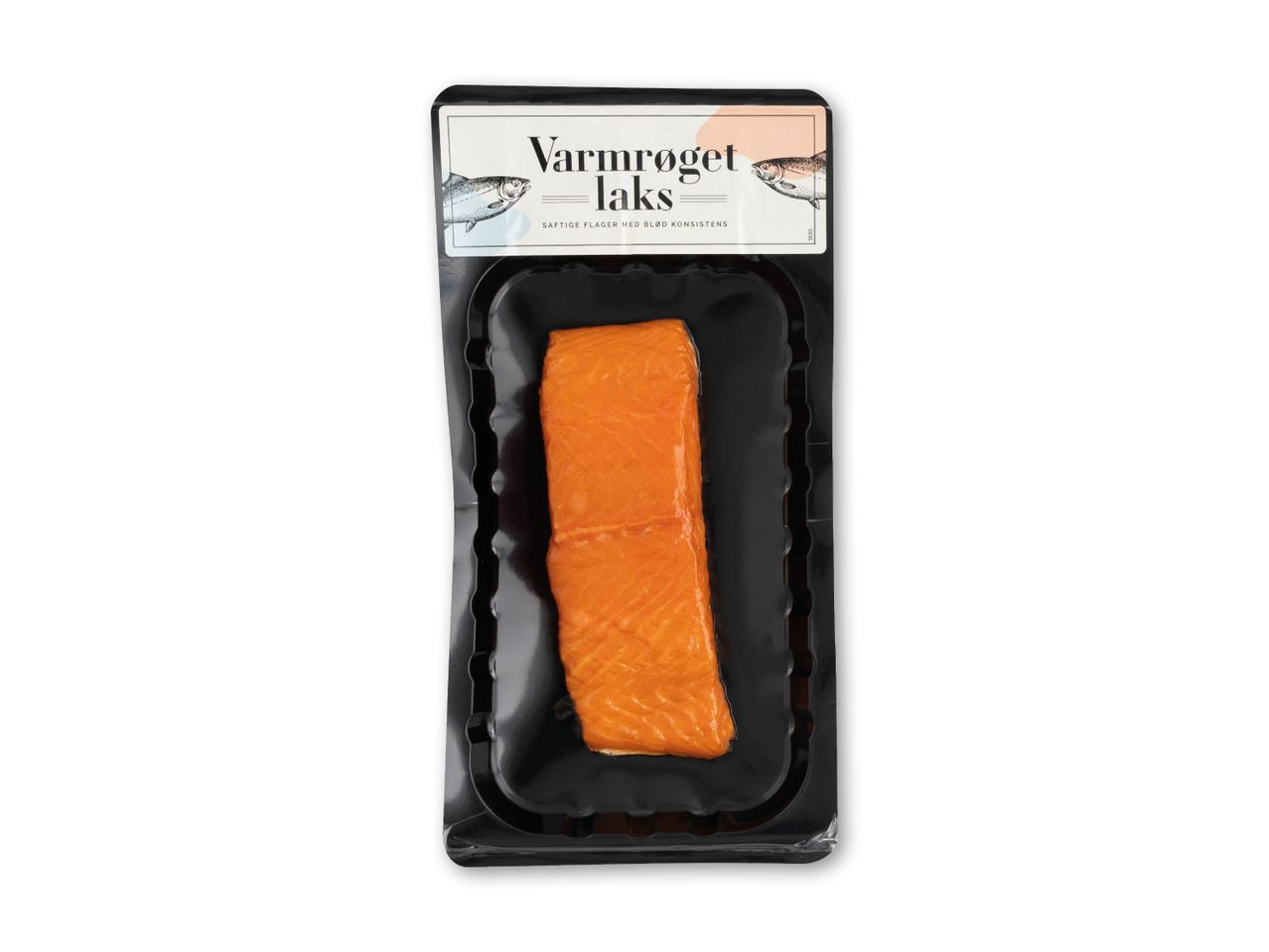 Varmrøget laks i sort bakke med hvid etiket, der viser to fisk og teksten 'Varmrøget laks'.