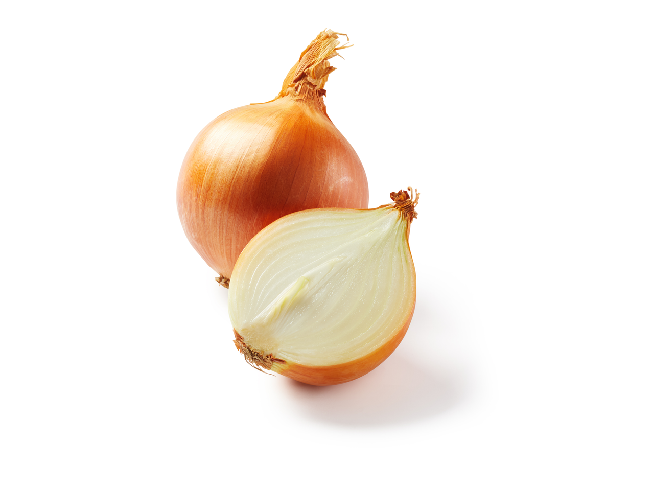 Ganze und halbierte gelbe Zwiebeln.