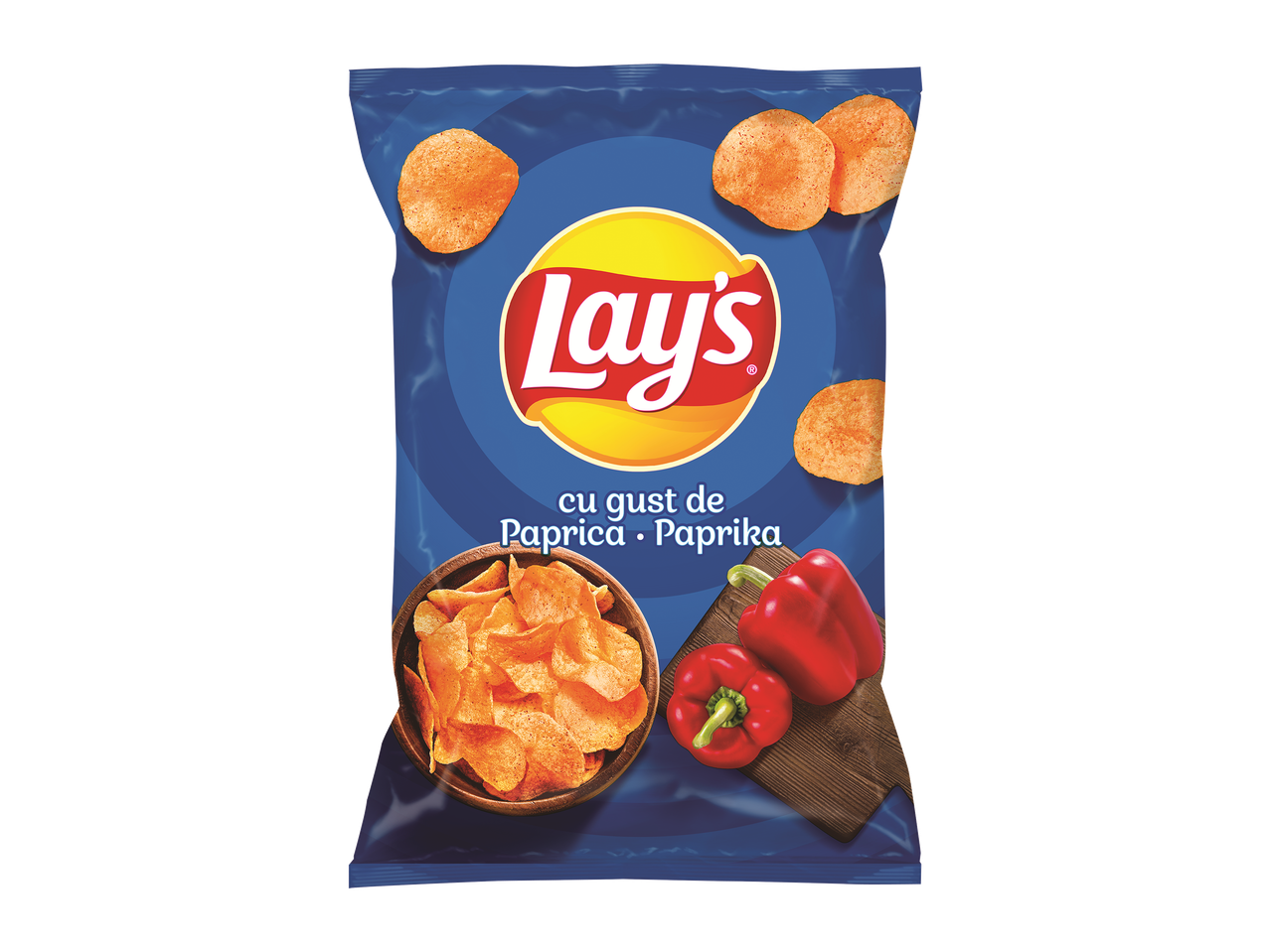 O pungă de chipsuri cu gust de paprika, cu un bol de chipsuri și ardei roșii.