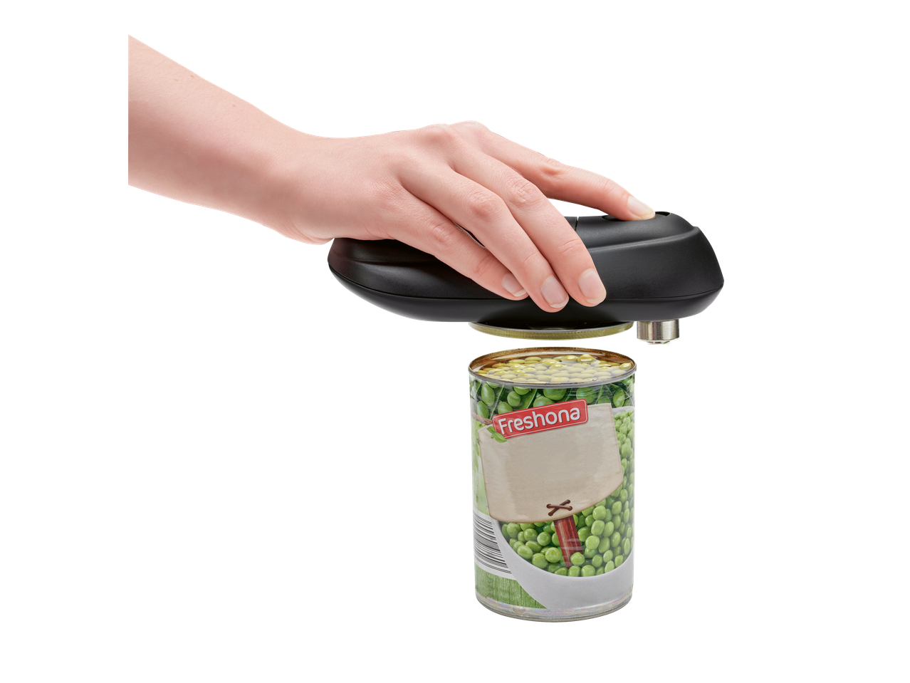 Hand benutzt einen automatischen Dosenöffner an einer Erbsendose.