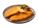 Zwei goldbraun panierte Fischfilets mit Zitronenspalte und frischem Salat auf einem Teller.