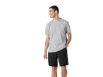 Homem com t-shirt cinzenta CRIVIT e calções pretos, a sorrir de perfil.