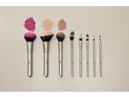 Pincéis de maquilhagem Cien Beauty com vários pós e texturas.