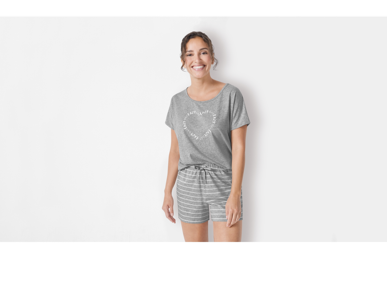 Pijamă gri cu pantaloni scurți cu dungi.