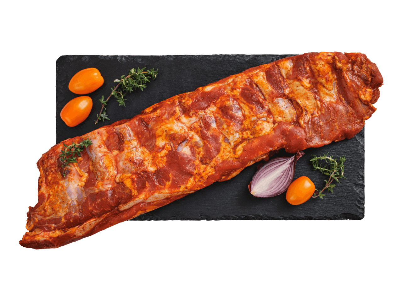 Marinētas cūkgaļas ribiņas ar tomātiem, timiānu un sarkano sīpolu uz melna šīfera dēļa.