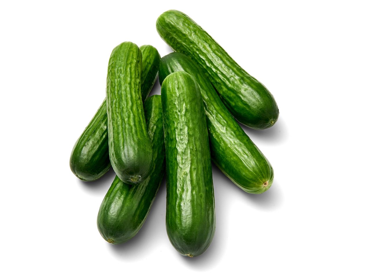 Verse groene komkommers.