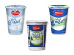 Tre beholdere med naturlig yoghurt med forskellige fedtprocenter (0,1%, 1,5%, 3,5%).