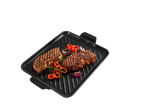 Dois bifes de vaca com pimentos e cebola numa chapa de grelhar de ferro fundido SILVERCREST.