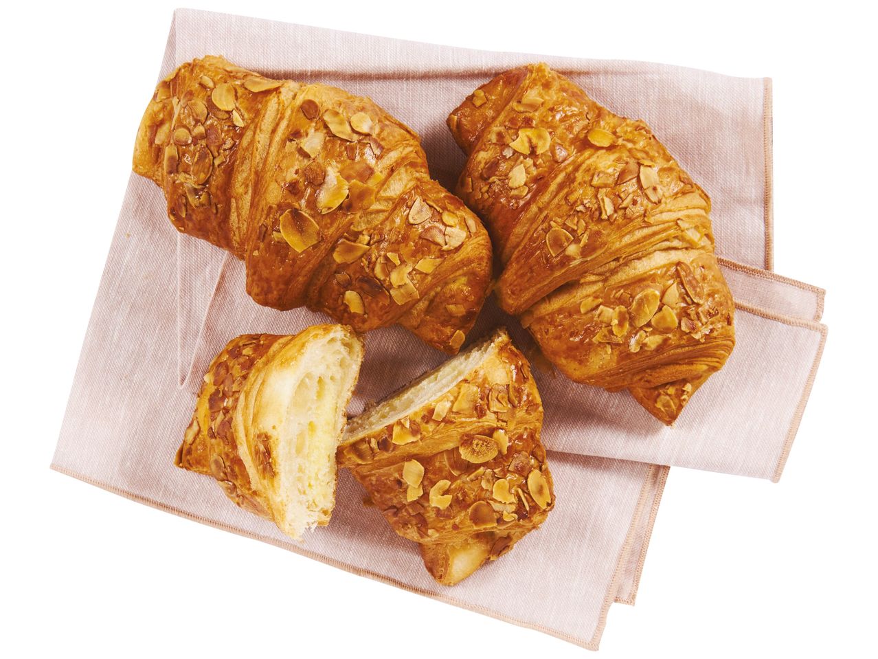 Croissants aux amandes sur une serviette en lin.
