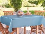 Tovaglia rettangolare blu per esterni su tavolo da giardino, con sopra un cesto portafrutta.