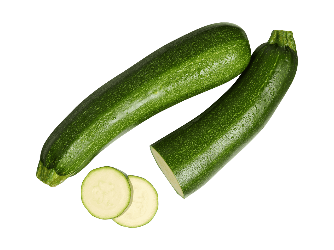 Deux courgettes vertes, dont une coupée en deux et en rondelles, sur fond noir.