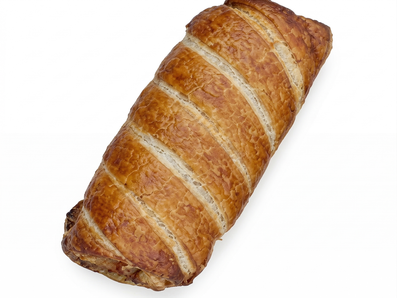 Златистокафяво печено тесто, нарязано на ивици, на бял фон.