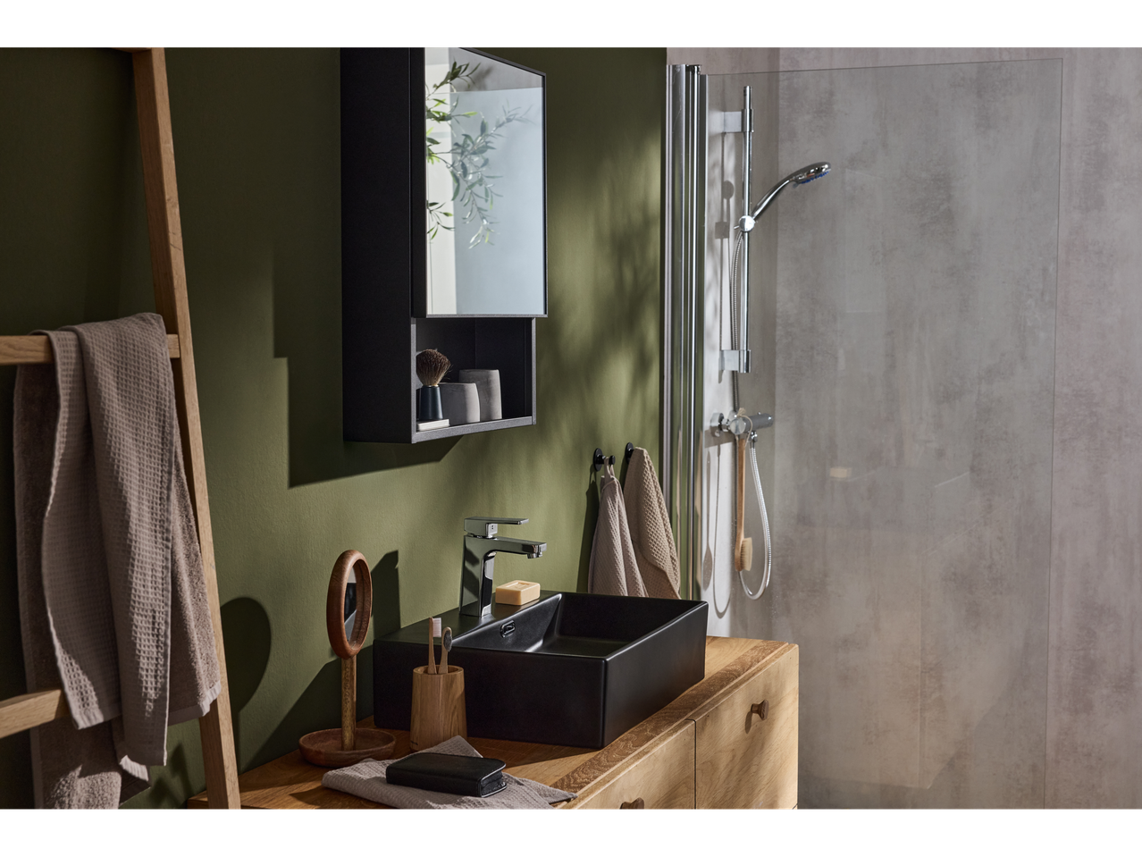 Badkamer met LIVARNO home thermostatische kraan, zwarte wastafel en houten meubels.