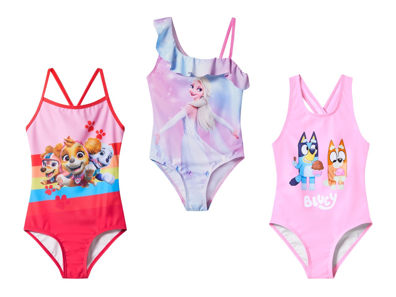Drei Kinderbadeanzüge: ein rosa mit Paw Patrol, ein lila mit Eiskönigin Elsa und ein pinker mit Bluey.