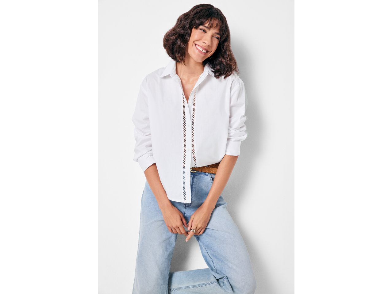 Camisa feminina de manga comprida e jeans.