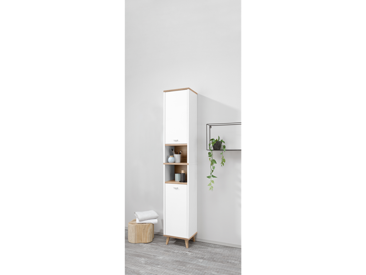 Bela kopalniška omara z lesenimi detajli; moderena zasnova.