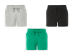 Drei Paar kurze Jogginghosen in Grau, Schwarz und Grün.