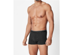 Uomo che modella boxer neri a pois.