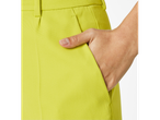 Calças verde-limão com bolsos.