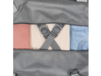 Mala de viagem Esmara com alças cruzadas que seguram a roupa dobrada