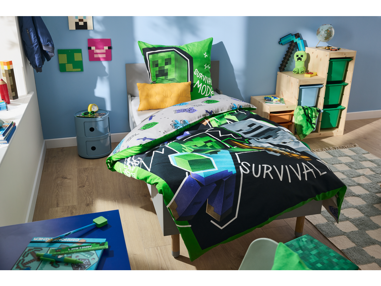 Σετ παπλωματοθήκης και μαξιλαροθήκης Minecraft με την επιγραφή 'SURVIVAL MODE' σε θεματικό δωμάτιο.