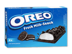Blå pakke med mælkesnacks med chokolade og creme, inklusive en bidt snack og småkager.