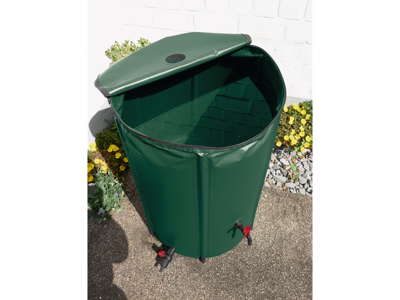 Grüne Gartentonne mit Deckel und Hähnen.