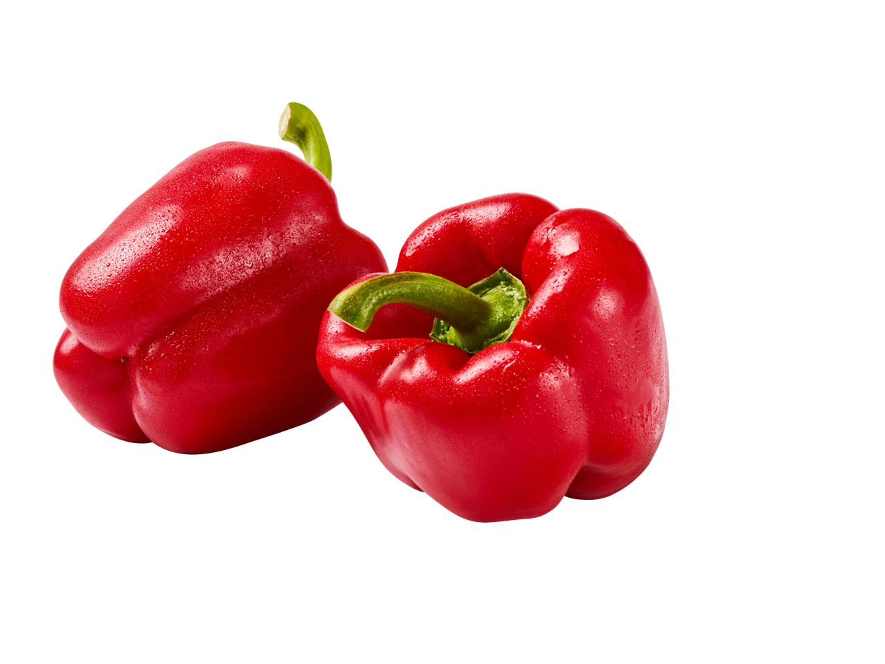 Twee verse rode paprika's met waterdruppels op een zwarte achtergrond.