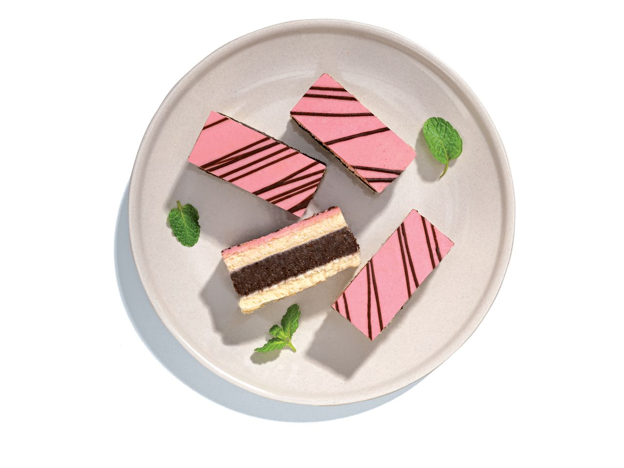 Csokoládés és eper sütemények egy tányéron.