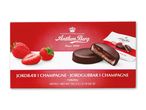Rød æske med chokoladeovertrukne jordbær og champagnefyld, med friske jordbær.