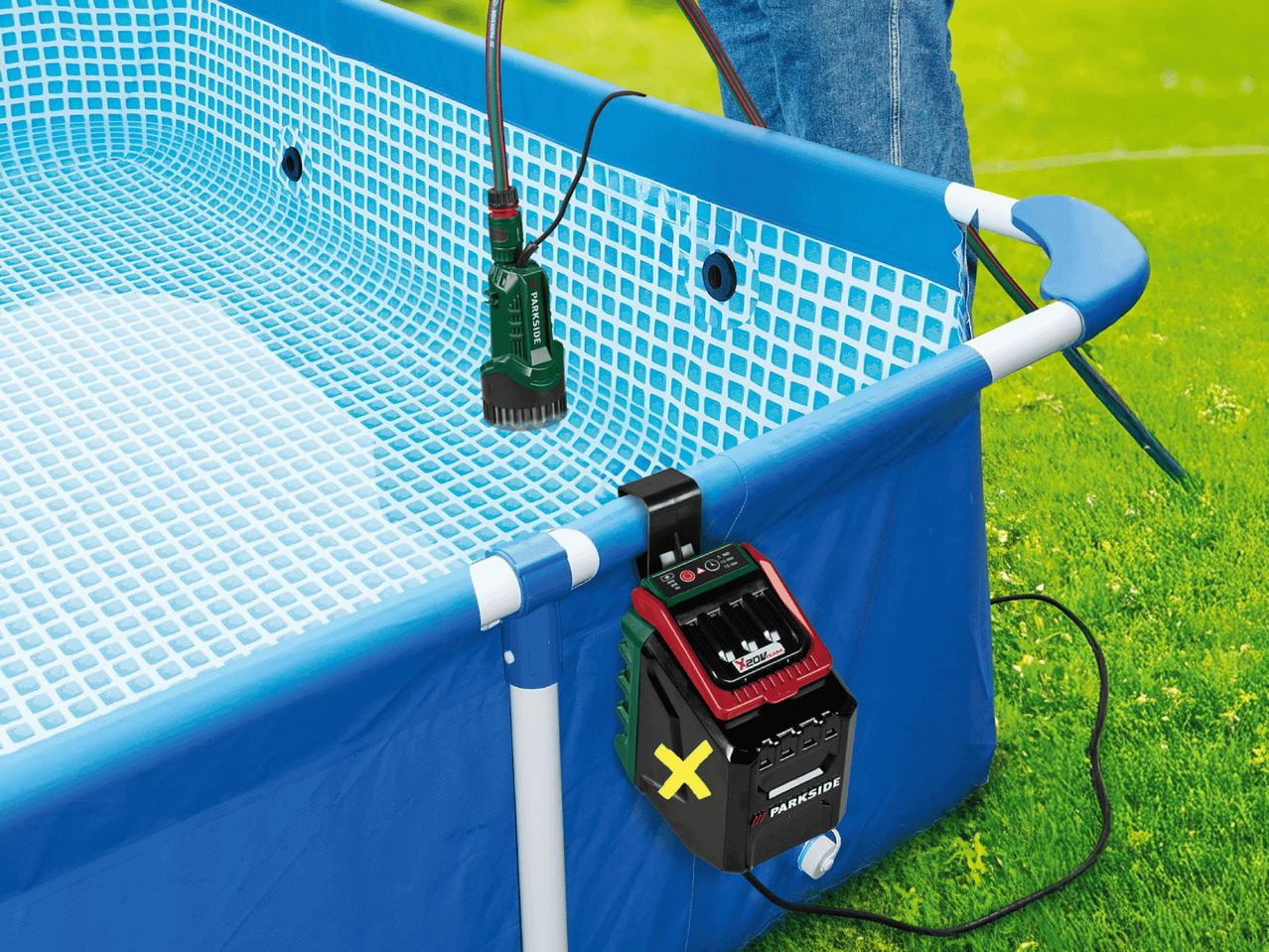 Ein Einhell-Poolreiniger reinigt einen aufblasbaren Pool.