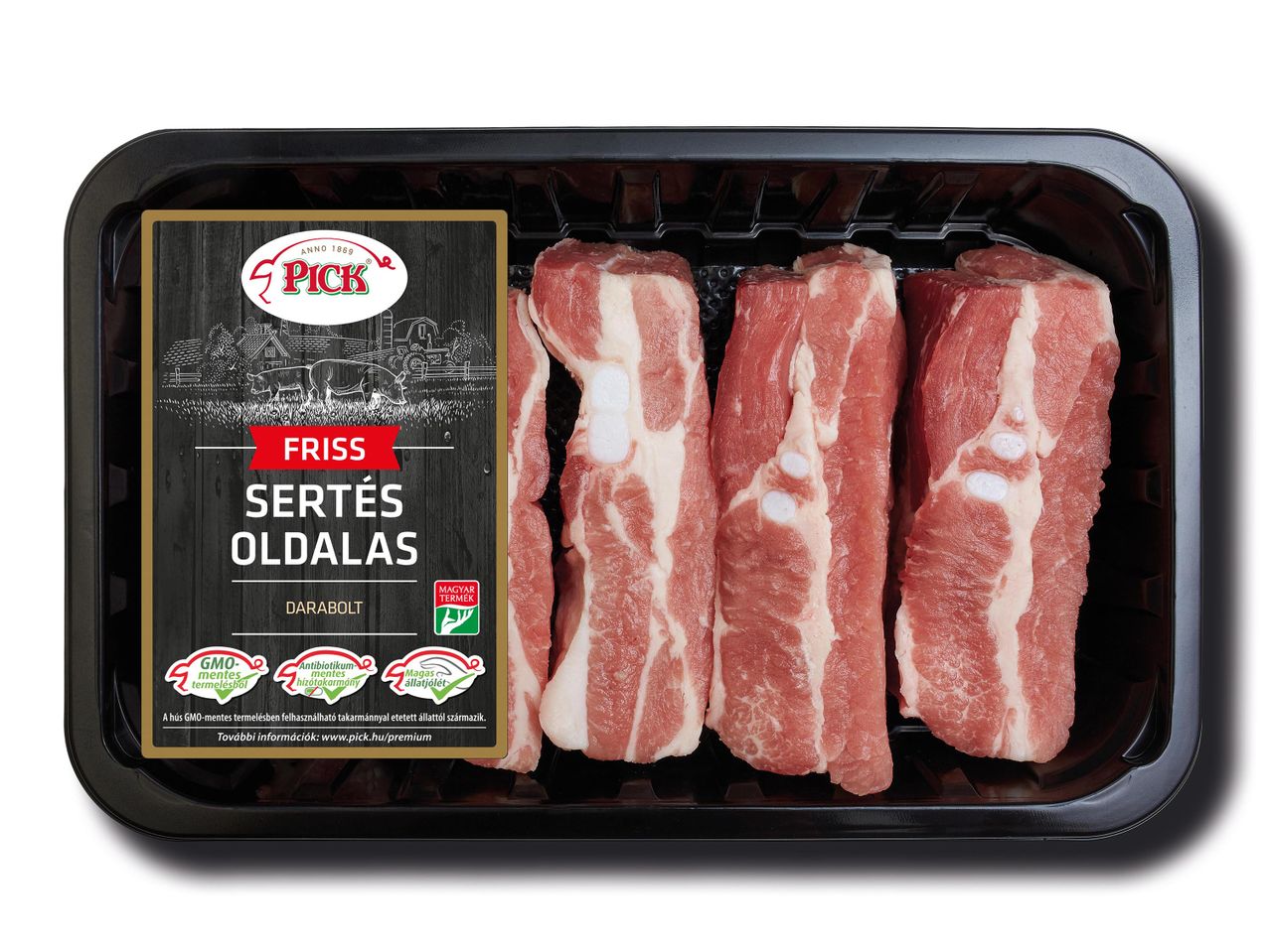 Pick márkájú friss sertés oldalas darabok műanyag tálcában.