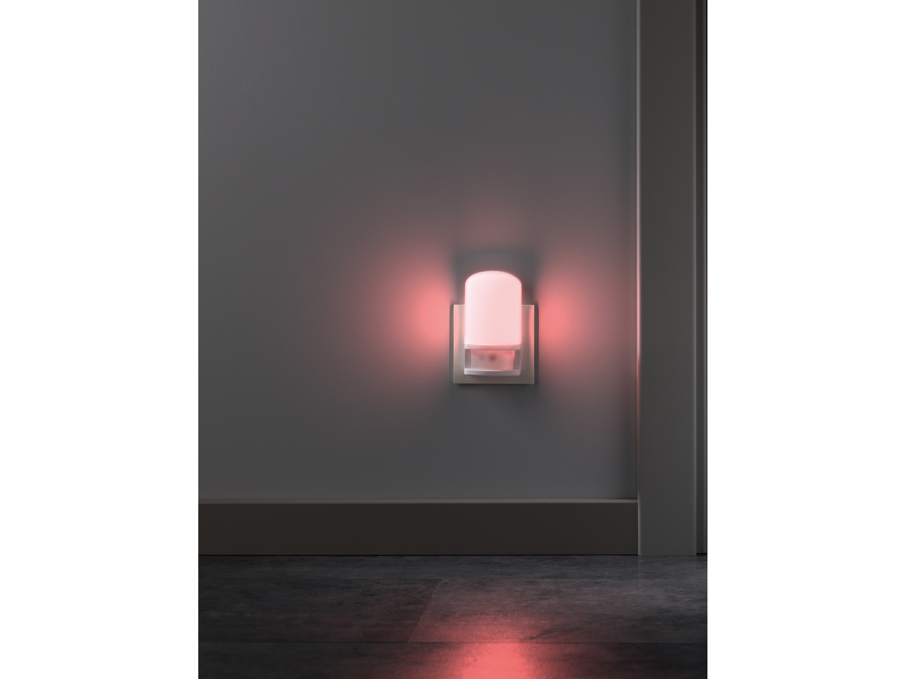 LIVARNO candeeiro de noite LED com luz vermelha, ligado a uma tomada de parede.