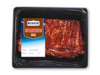 BBQ spareribs i sort bakke med etiket