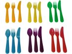 Set di posate colorate per bambini, in plastica, con cucchiaio, forchetta e coltello.